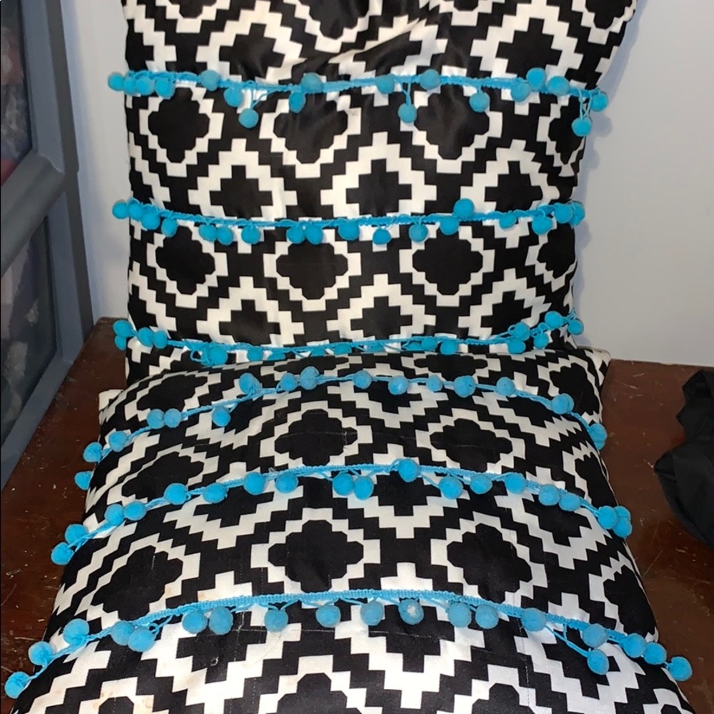 2 Throw pillows